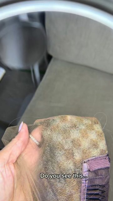 #wiglife #wigtips #Sometimes the problem isn’t the lace…
it’s the contrast.

When knots alternate between light and dark,
the illusion breaks — and the grid appears.

The solution? Not always removal…
but refinement.

✨ Medical expertise. Beautiful confidence.
